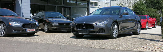 Eingang Modena Neustadt mit Maserati und Ferrari